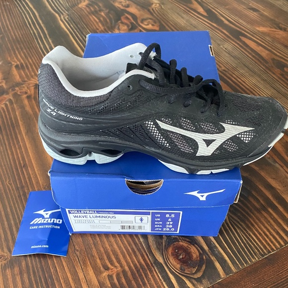 Mizuno GIRLS Volleyball Shoes - Picture 1 of 6